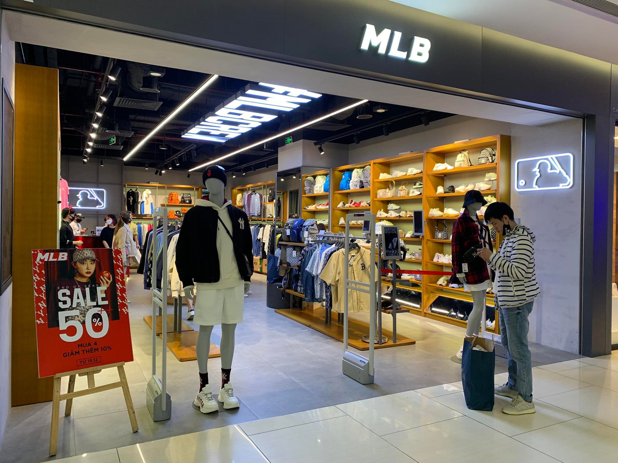 Các brand thời trang thể thao đồng loạt giảm giá: Trung tâm thương mại vắng khách nhưng MLB vẫn nườm nượp người ra vào với cú sale lên tới 50% - Ảnh 3.