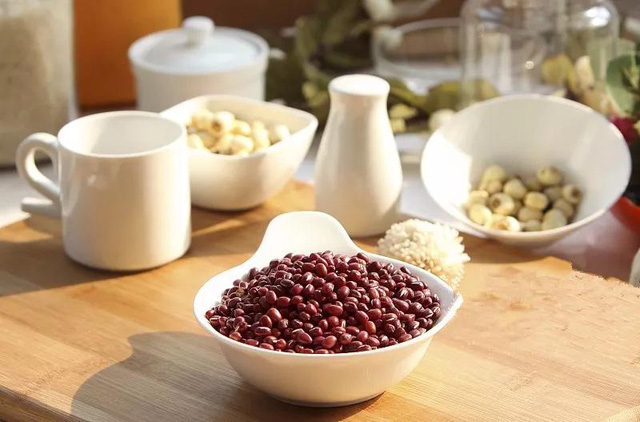 C&oacute; 3 THỨ kh&ocirc;ng n&ecirc;n để đầu giường l&uacute;c ngủ: Mất ngủ, rụng t&oacute;c, l&atilde;o h&oacute;a nhanh đều l&agrave; v&igrave; n&oacute;! - Ảnh 4.