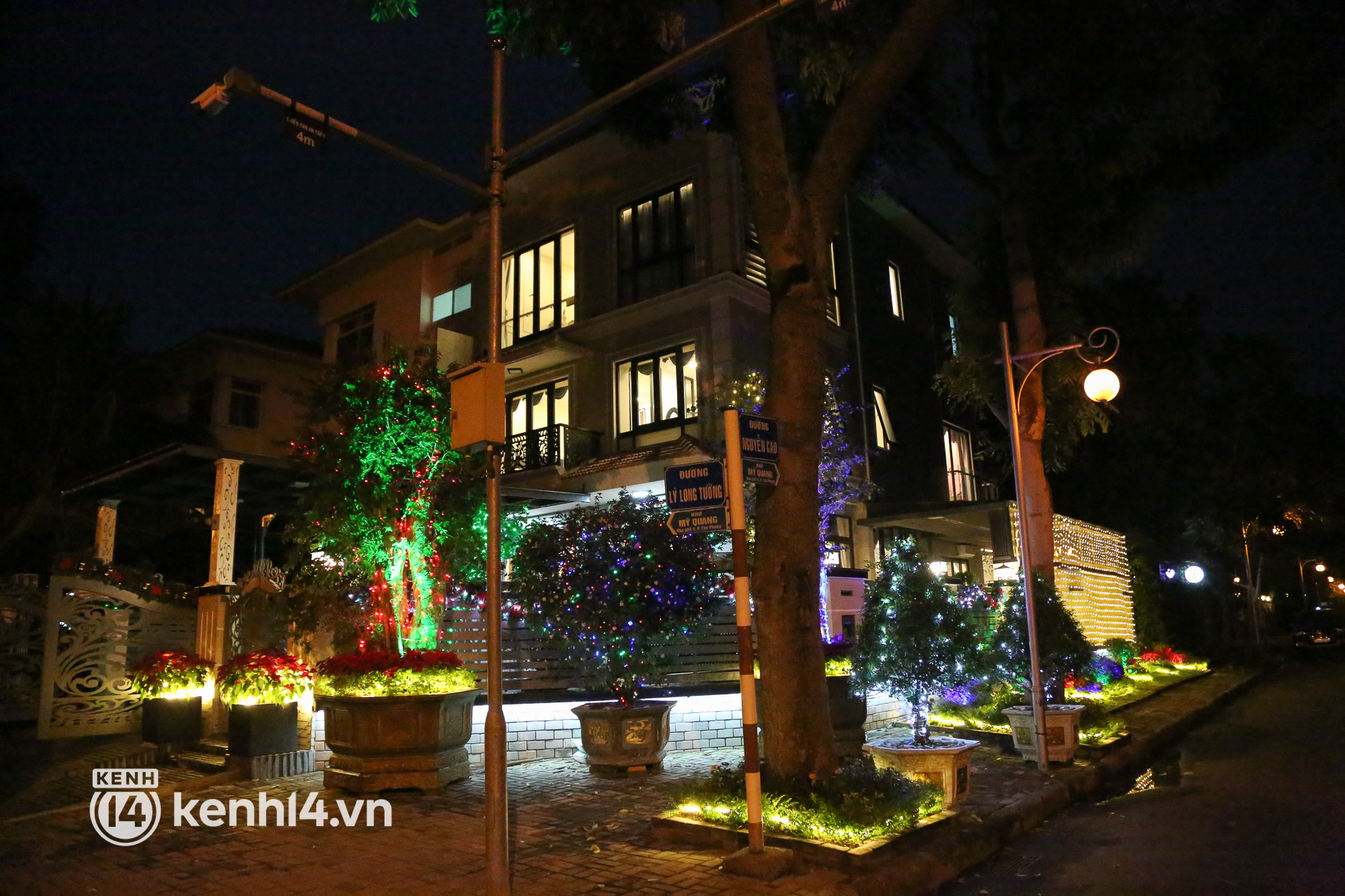 Ảnh: Khu nhà giàu Sài Gòn trang hoàng rực rỡ cho những căn biệt thự triệu USD để đón Noel và năm mới 2022 - Ảnh 9.