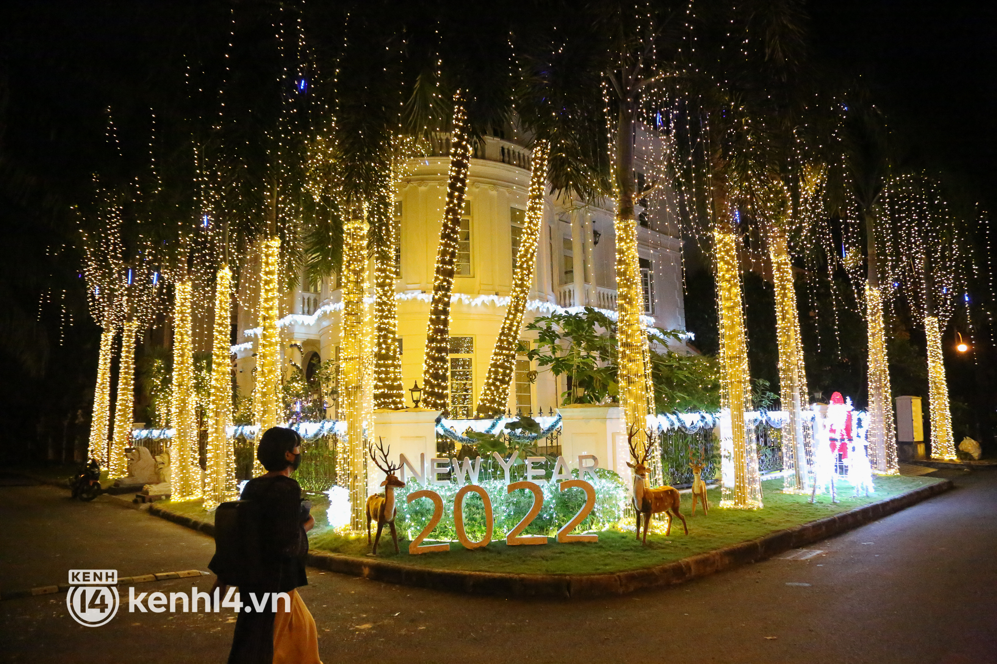 Ảnh: Khu nhà giàu Sài Gòn trang hoàng rực rỡ cho những căn biệt thự triệu USD để đón Noel và năm mới 2022 - Ảnh 2.