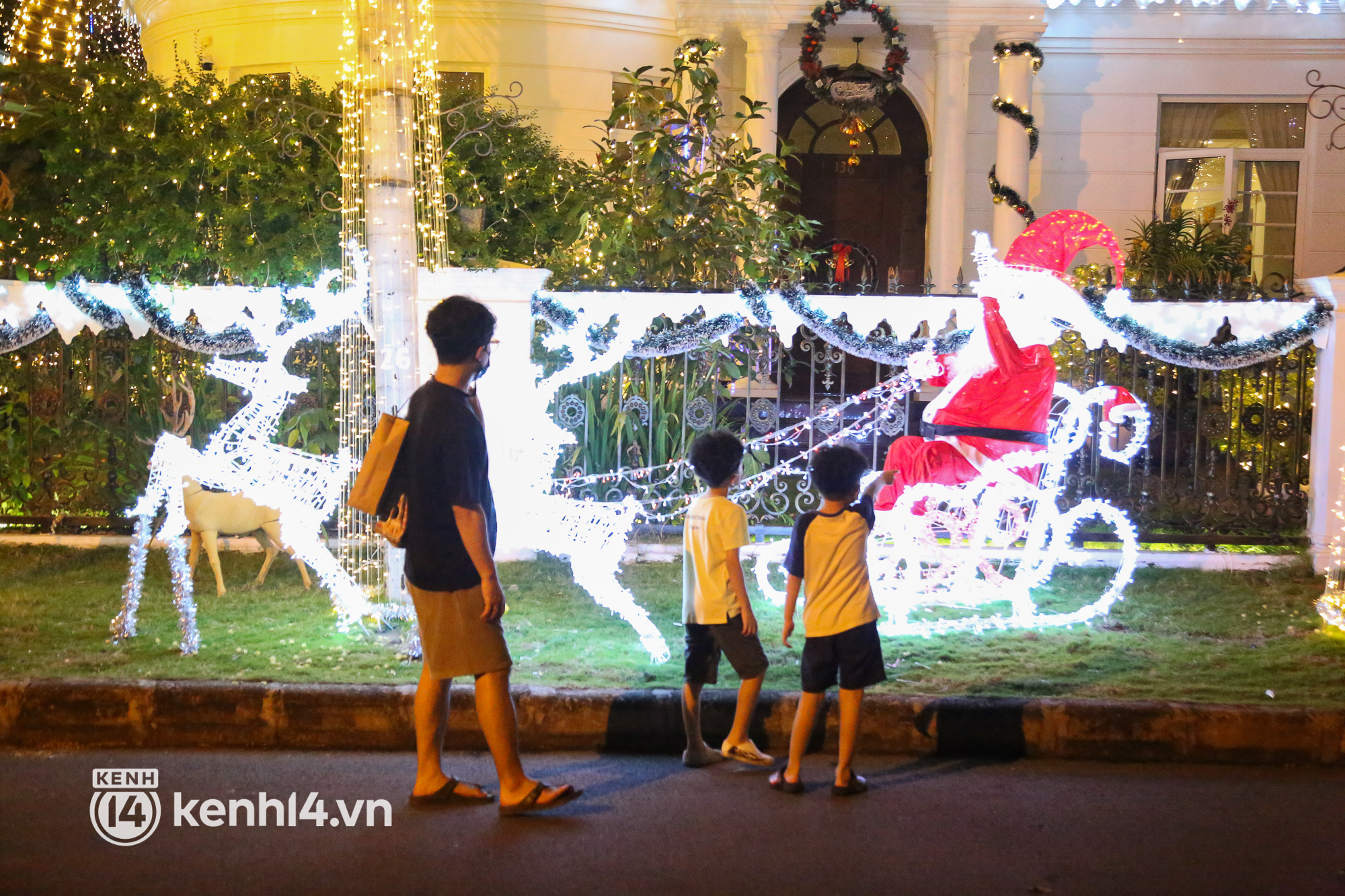 Ảnh: Khu nhà giàu Sài Gòn trang hoàng rực rỡ cho những căn biệt thự triệu USD để đón Noel và năm mới 2022 - Ảnh 5.