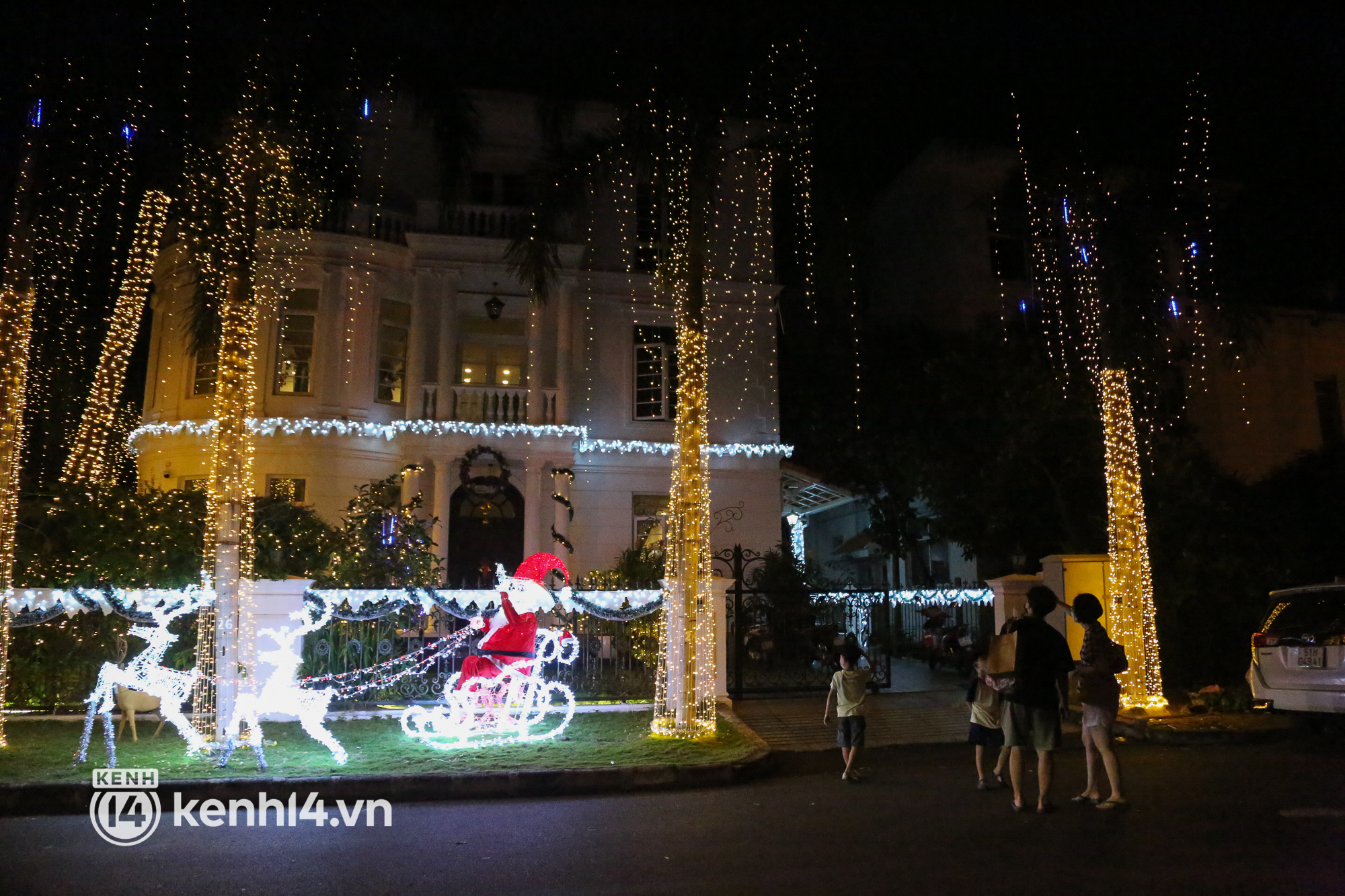 Ảnh: Khu nhà giàu Sài Gòn trang hoàng rực rỡ cho những căn biệt thự triệu USD để đón Noel và năm mới 2022 - Ảnh 4.
