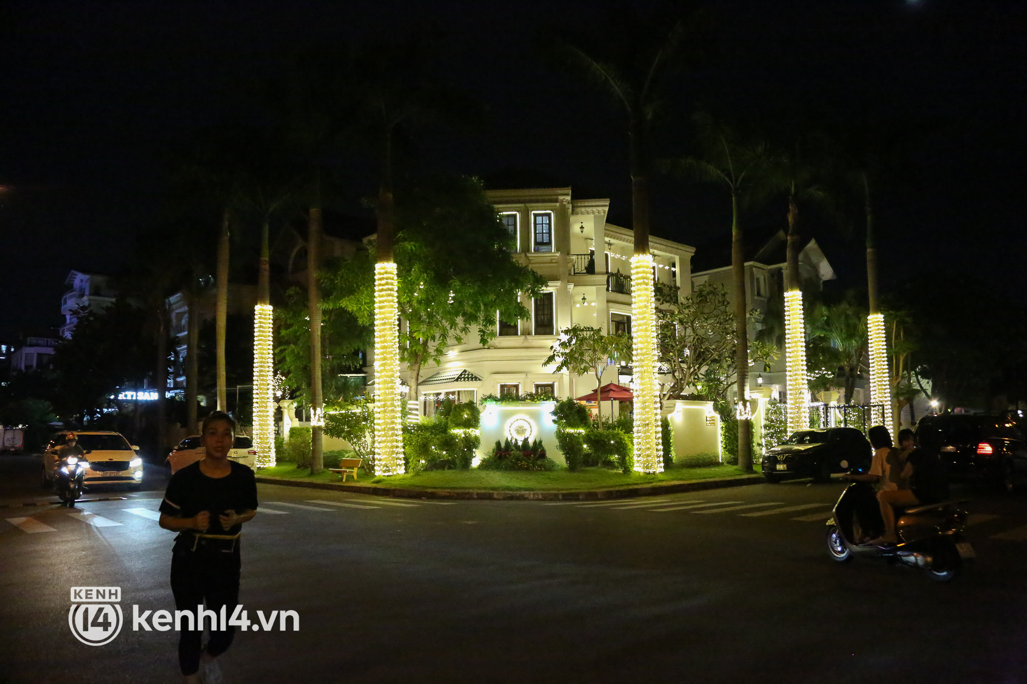 Ảnh: Khu nhà giàu Sài Gòn trang hoàng rực rỡ cho những căn biệt thự triệu USD để đón Noel và năm mới 2022 - Ảnh 7.