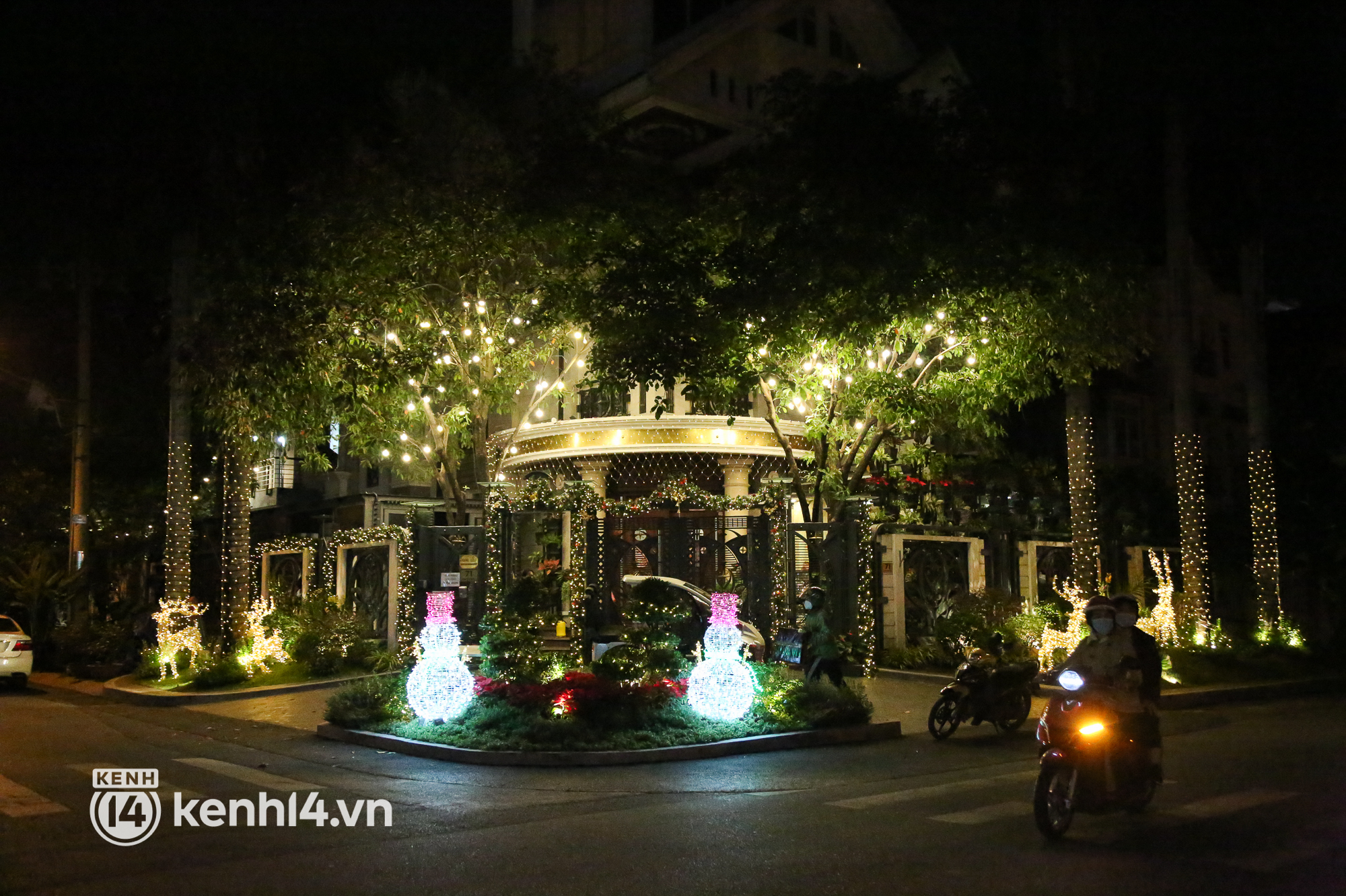 Ảnh: Khu nhà giàu Sài Gòn trang hoàng rực rỡ cho những căn biệt thự triệu USD để đón Noel và năm mới 2022 - Ảnh 14.