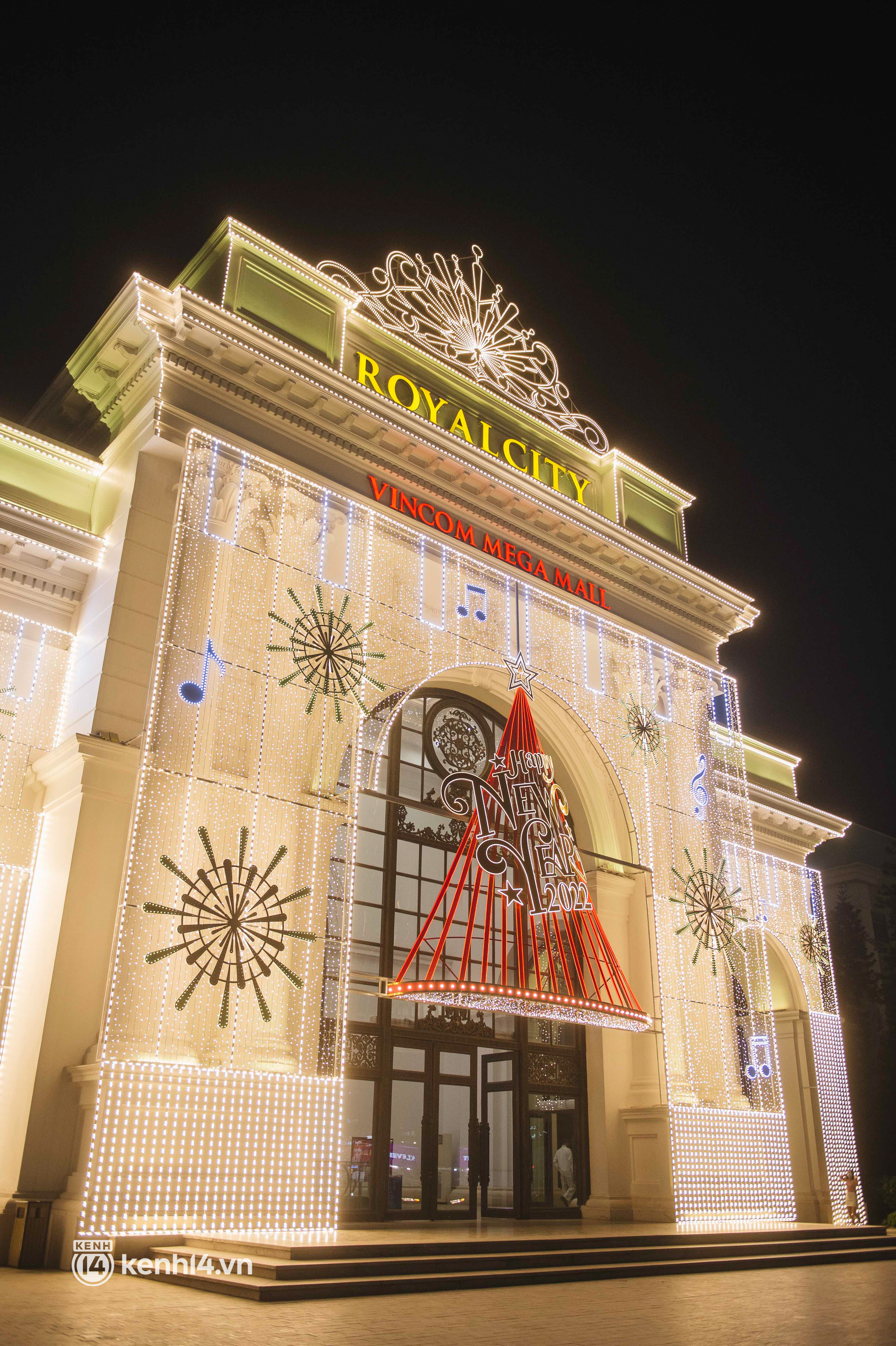 Các TTTM Hà Nội năm nay trang trí Giáng sinh “buồn” hơn hẳn, có nơi đã dựng sẵn đèn chào mừng năm mới - Ảnh 2.