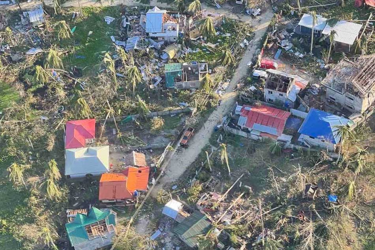 Philippines đối mặt “thảm họa kép”: Siêu bão Rai và nguy cơ bùng phát Covid - Ảnh 1.