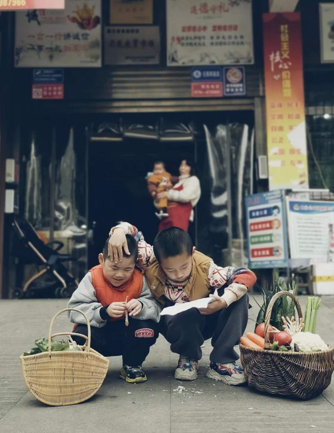 Chứng kiến kẻ bu&ocirc;n người s&aacute;t hại mẹ d&atilde; man, 2 anh em bị bắt c&oacute;c thất lạc gần 3 thập kỷ, nhưng c&aacute;i kết khi đo&agrave;n tụ lại khiến ai nấy x&oacute;t xa - Ảnh 2.