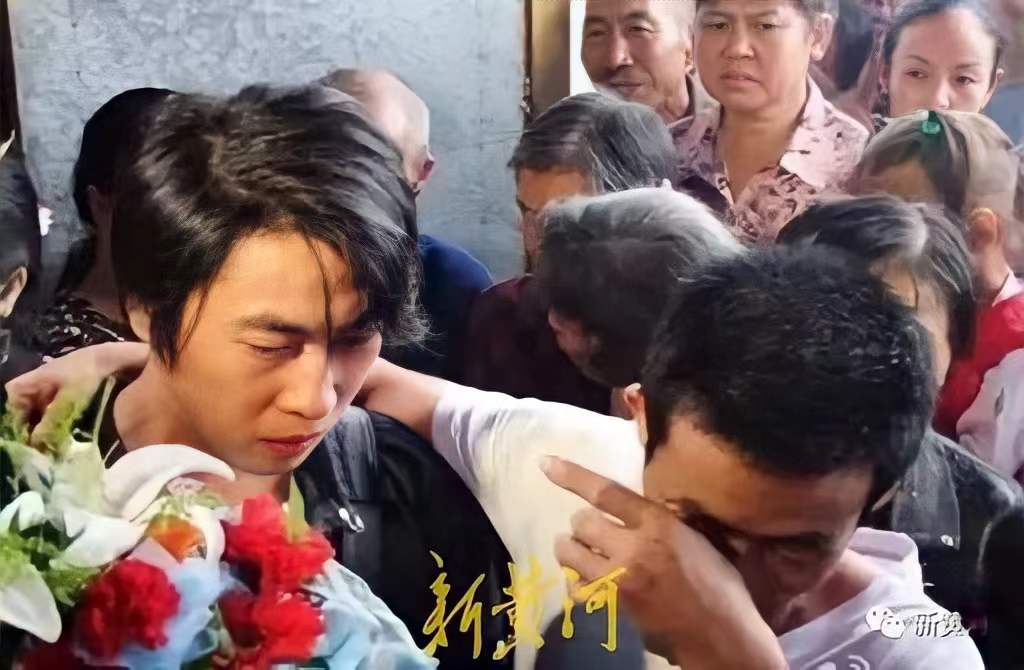 Chứng kiến kẻ bu&ocirc;n người s&aacute;t hại mẹ d&atilde; man, 2 anh em bị bắt c&oacute;c thất lạc gần 3 thập kỷ, nhưng c&aacute;i kết khi đo&agrave;n tụ lại khiến ai nấy x&oacute;t xa - Ảnh 5.