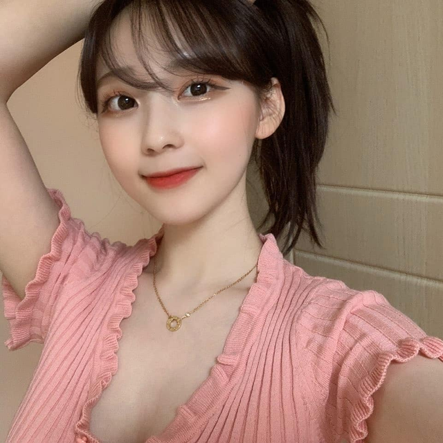 Tự nhấc, làm nảy đôi gò bồng đảo trên sóng để chứng minh không pha ke, nữ streamer xinh đẹp hé lộ thu nhập lên tới 4 tỷ - Ảnh 1.