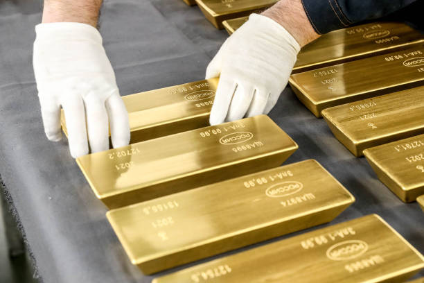 Giá vàng tiến gần mốc 62 triệu đồng/lượng - Ảnh 2.
