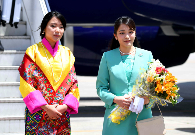 Hai nàng công chúa hữu duyên gặp gỡ chung khung hình: Mako kết hôn thành thường dân, cuộc đời người còn lại tương phản hoàn toàn - Ảnh 1.