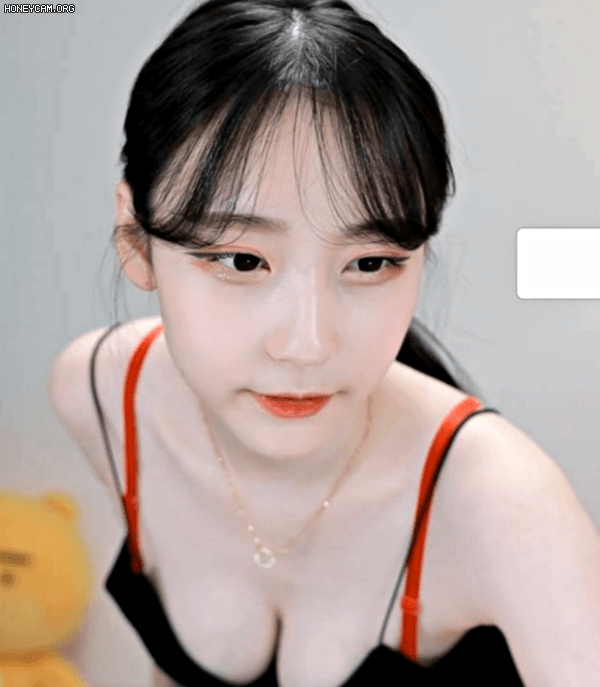 Tự nhấc, làm nảy đôi gò bồng đảo trên sóng để chứng minh không pha ke, nữ streamer xinh đẹp hé lộ thu nhập lên tới 4 tỷ - Ảnh 3.