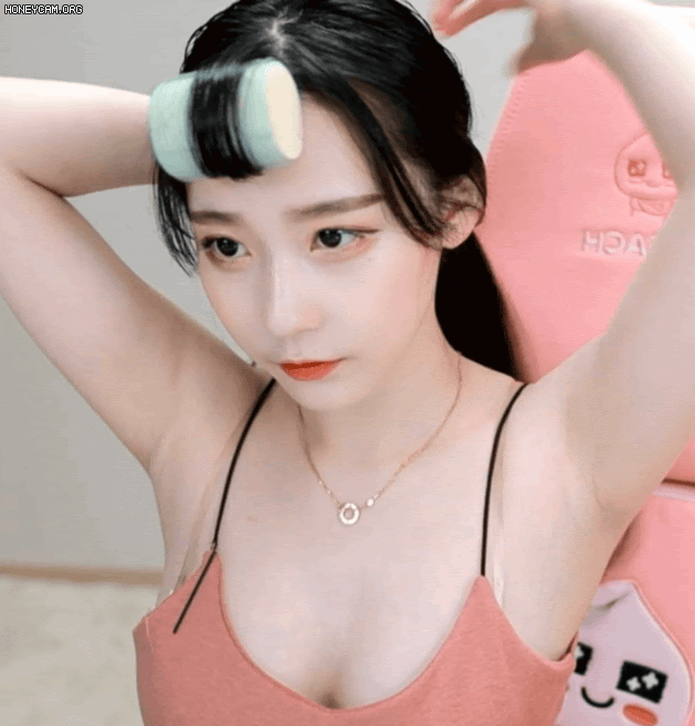 Tự nhấc, làm nảy đôi gò bồng đảo trên sóng để chứng minh không pha ke, nữ streamer xinh đẹp hé lộ thu nhập lên tới 4 tỷ - Ảnh 6.