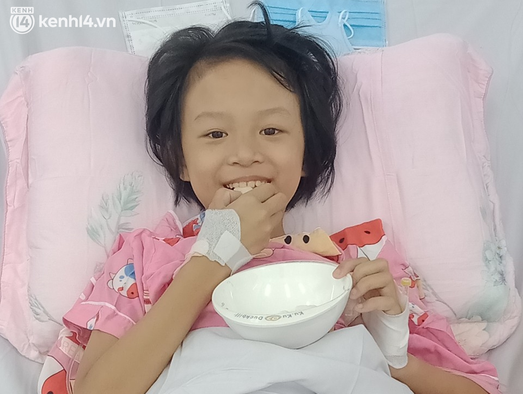 Một nửa hành trình của Gia Hân: Cô bé 7 tuổi hồi sinh từ lá gan của cha trong ca ghép 100% made in Vietnam - Ảnh 1. Một nửa hành trình của Gia Hân: Cô bé 7 tuổi hồi sinh từ lá gan của cha trong ca ghép 100% made in Vietnam - Ảnh 1.