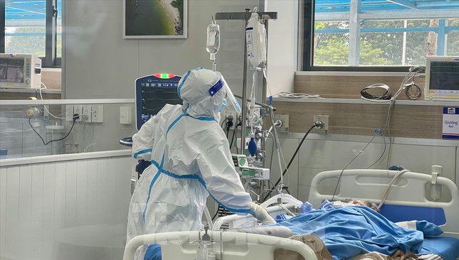 COVID-19 tại Hà Nội: Gia tăng ca bệnh nặng, tăng cường y bác sĩ - Ảnh 1.