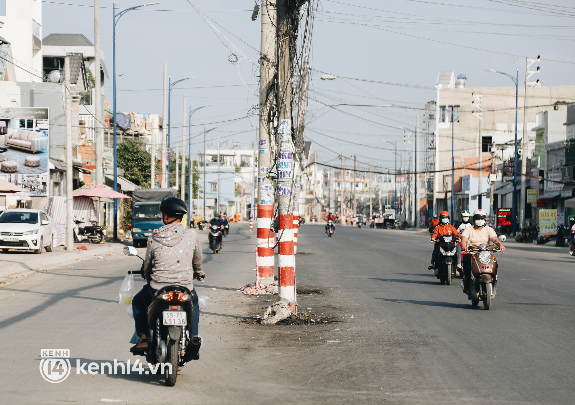 Hàng trăm cột điện bị bỏ quên giữa đường ở Sài Gòn, người dân nín thở luồn lách - Ảnh 13.