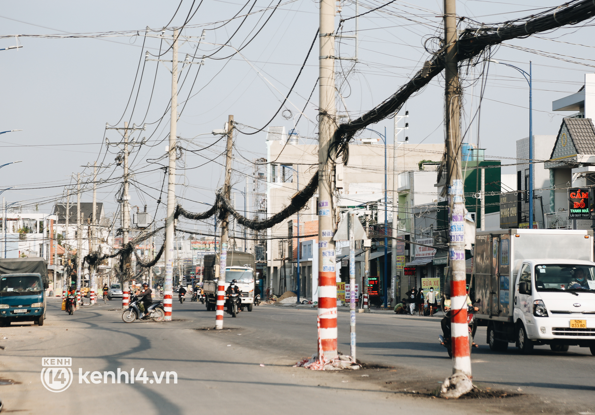 Hàng trăm cột điện bị bỏ quên giữa đường ở Sài Gòn, người dân nín thở luồn lách - Ảnh 3.