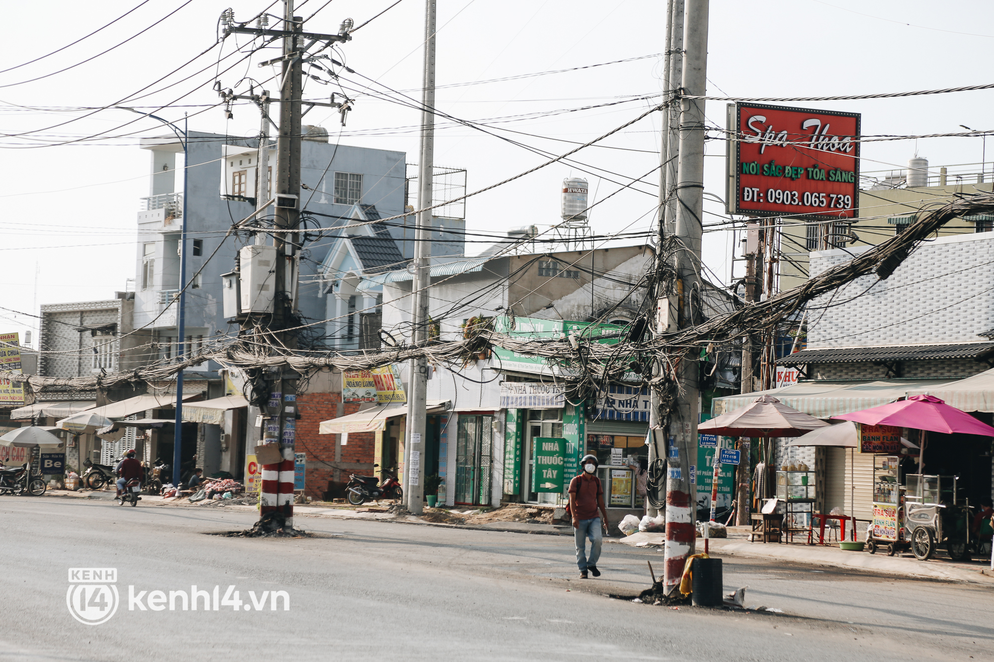 Hàng trăm cột điện bị bỏ quên giữa đường ở Sài Gòn, người dân nín thở luồn lách - Ảnh 7.