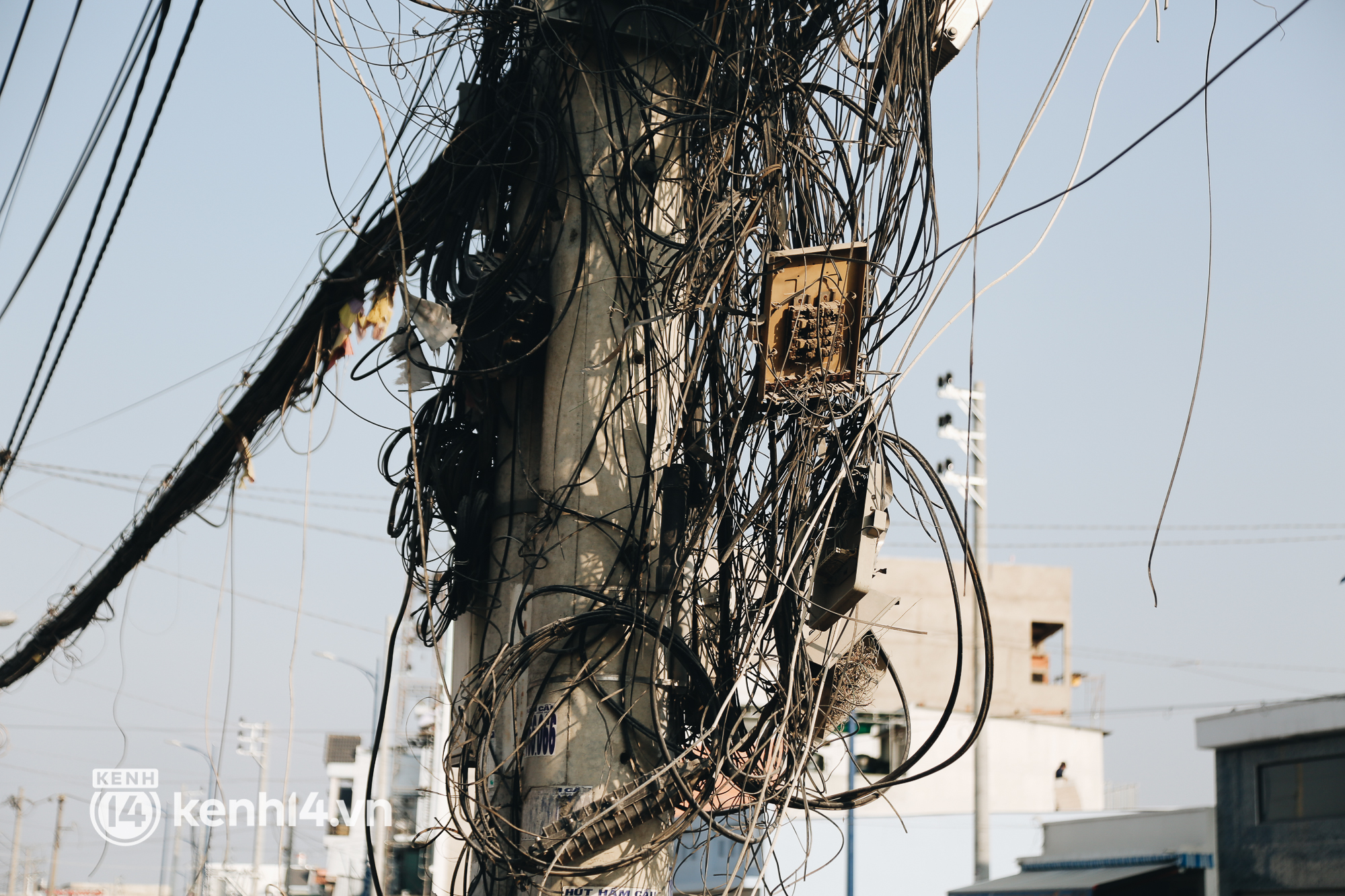 Hàng trăm cột điện bị bỏ quên giữa đường ở Sài Gòn, người dân nín thở luồn lách - Ảnh 4.