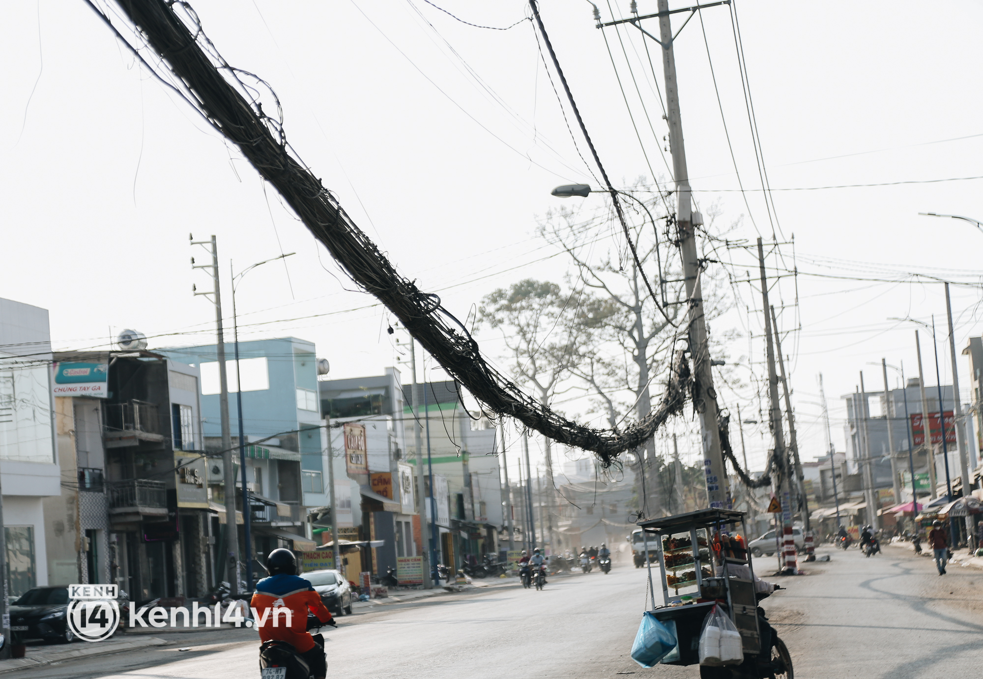 Hàng trăm cột điện bị bỏ quên giữa đường ở Sài Gòn, người dân nín thở luồn lách - Ảnh 6.