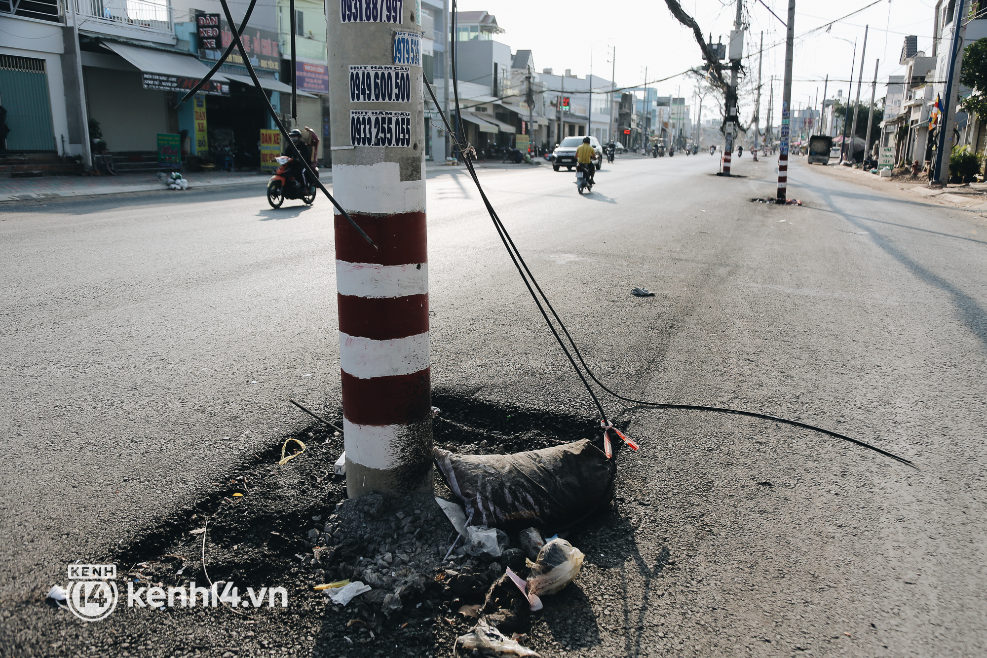 Hàng trăm cột điện bị bỏ quên giữa đường ở Sài Gòn, người dân nín thở luồn lách - Ảnh 14.