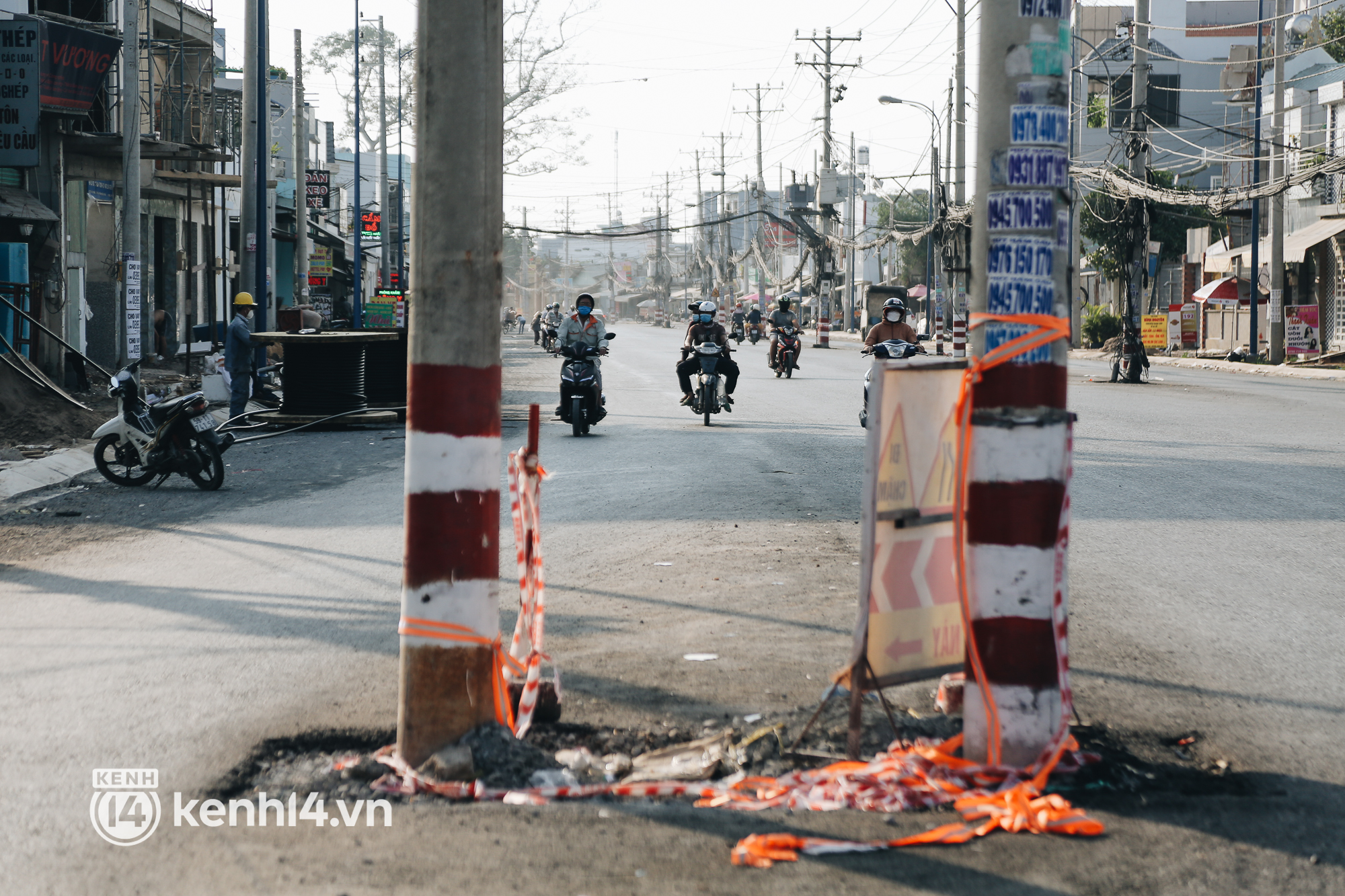 Hàng trăm cột điện bị bỏ quên giữa đường ở Sài Gòn, người dân nín thở luồn lách - Ảnh 9.
