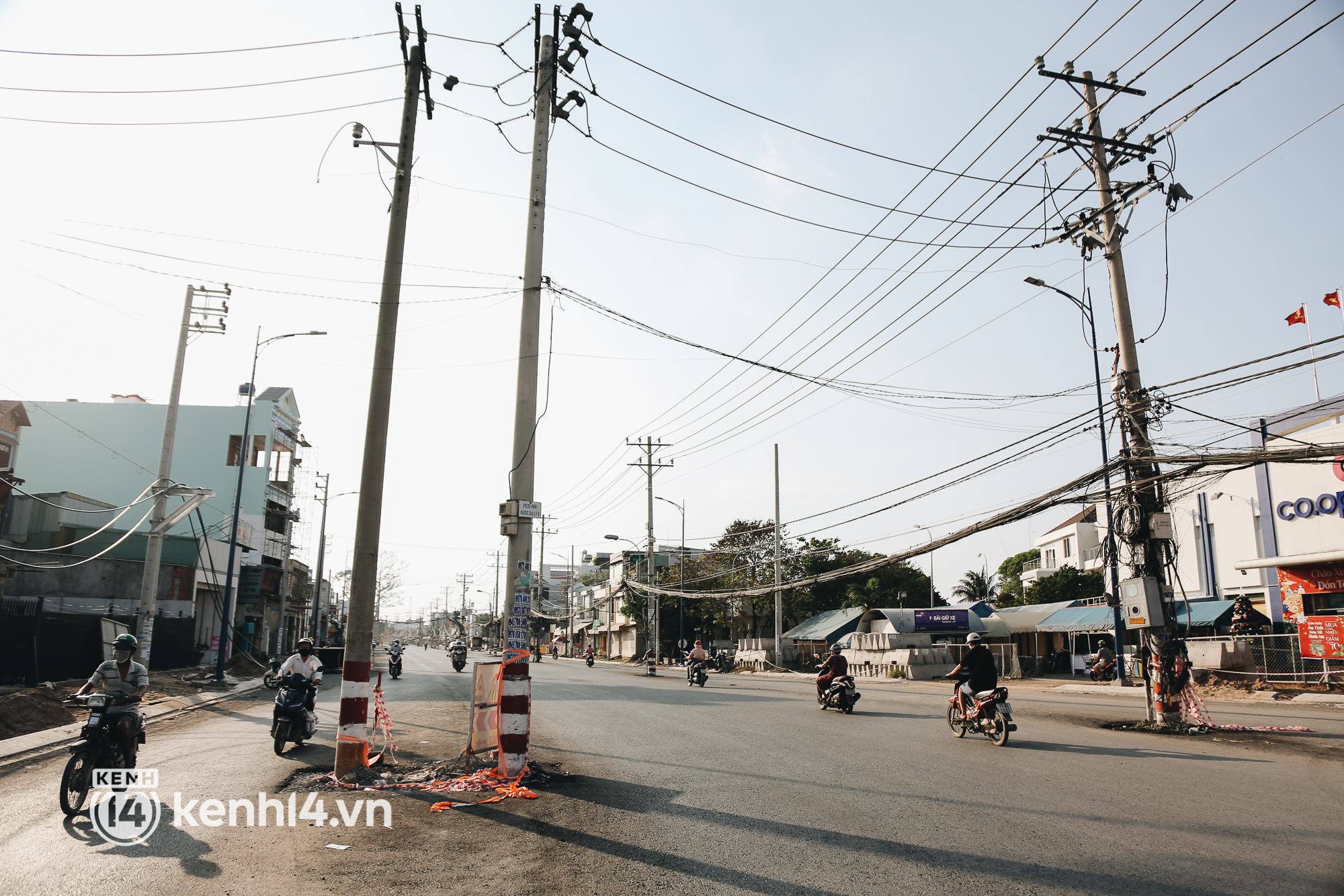 Hàng trăm cột điện bị bỏ quên giữa đường ở Sài Gòn, người dân nín thở luồn lách - Ảnh 10.
