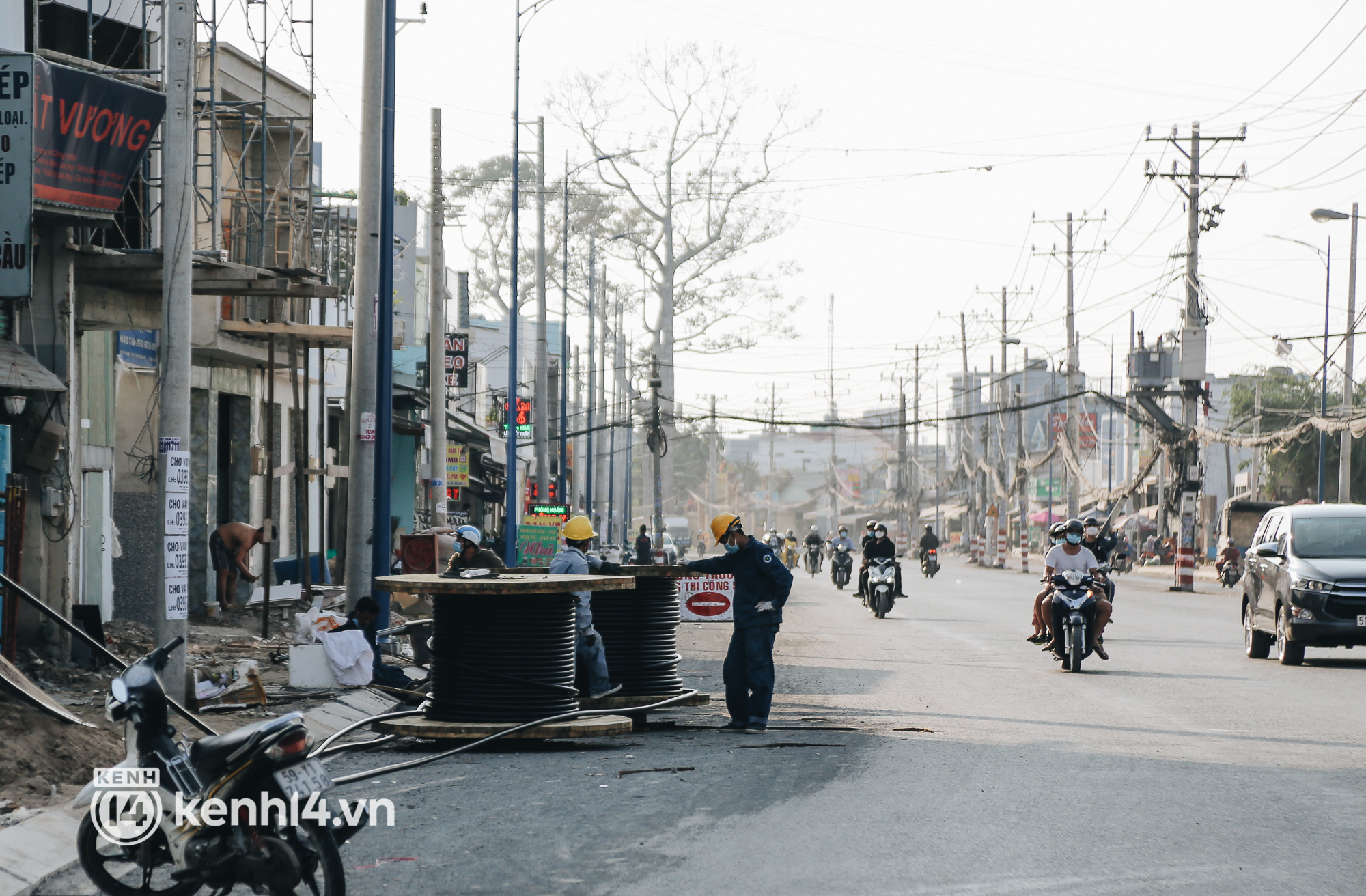 Hàng trăm cột điện bị bỏ quên giữa đường ở Sài Gòn, người dân nín thở luồn lách - Ảnh 17.