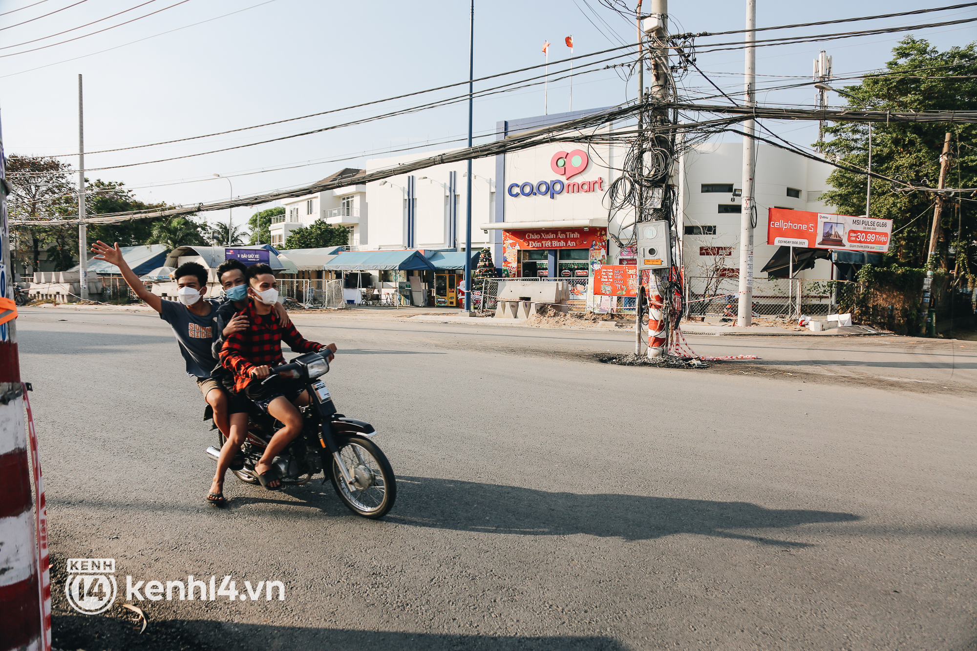 Hàng trăm cột điện bị bỏ quên giữa đường ở Sài Gòn, người dân nín thở luồn lách - Ảnh 12.