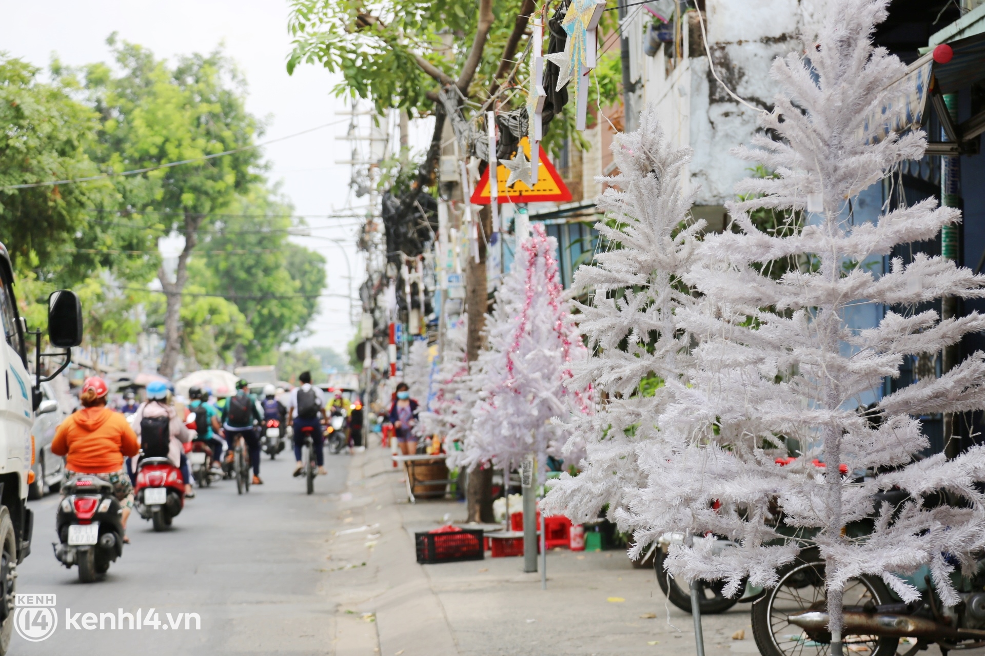 Cảnh vắng lặng chưa từng có của xóm đạo lớn nhất Sài Gòn trước thềm Noel: Năm nay buồn lắm, người nhà mất hết rồi, có còn ai nữa đâu… - Ảnh 15.