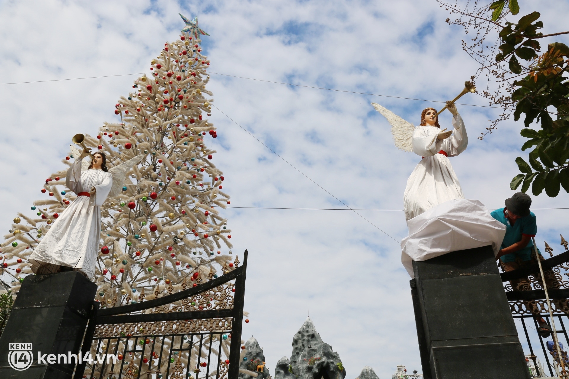 Cảnh vắng lặng chưa từng có của xóm đạo lớn nhất Sài Gòn trước thềm Noel: Năm nay buồn lắm, người nhà mất hết rồi, có còn ai nữa đâu… - Ảnh 10.