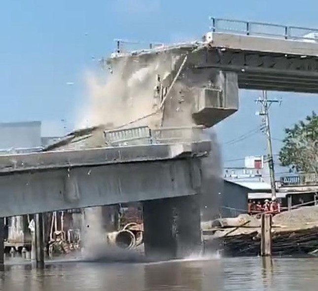 Dừng thi công, giám định nguyên nhân vụ sập cầu 50 tỷ ở Cà Mau - Ảnh 2. Dừng thi công, giám định nguyên nhân vụ sập cầu 50 tỷ ở Cà Mau - Ảnh 2.