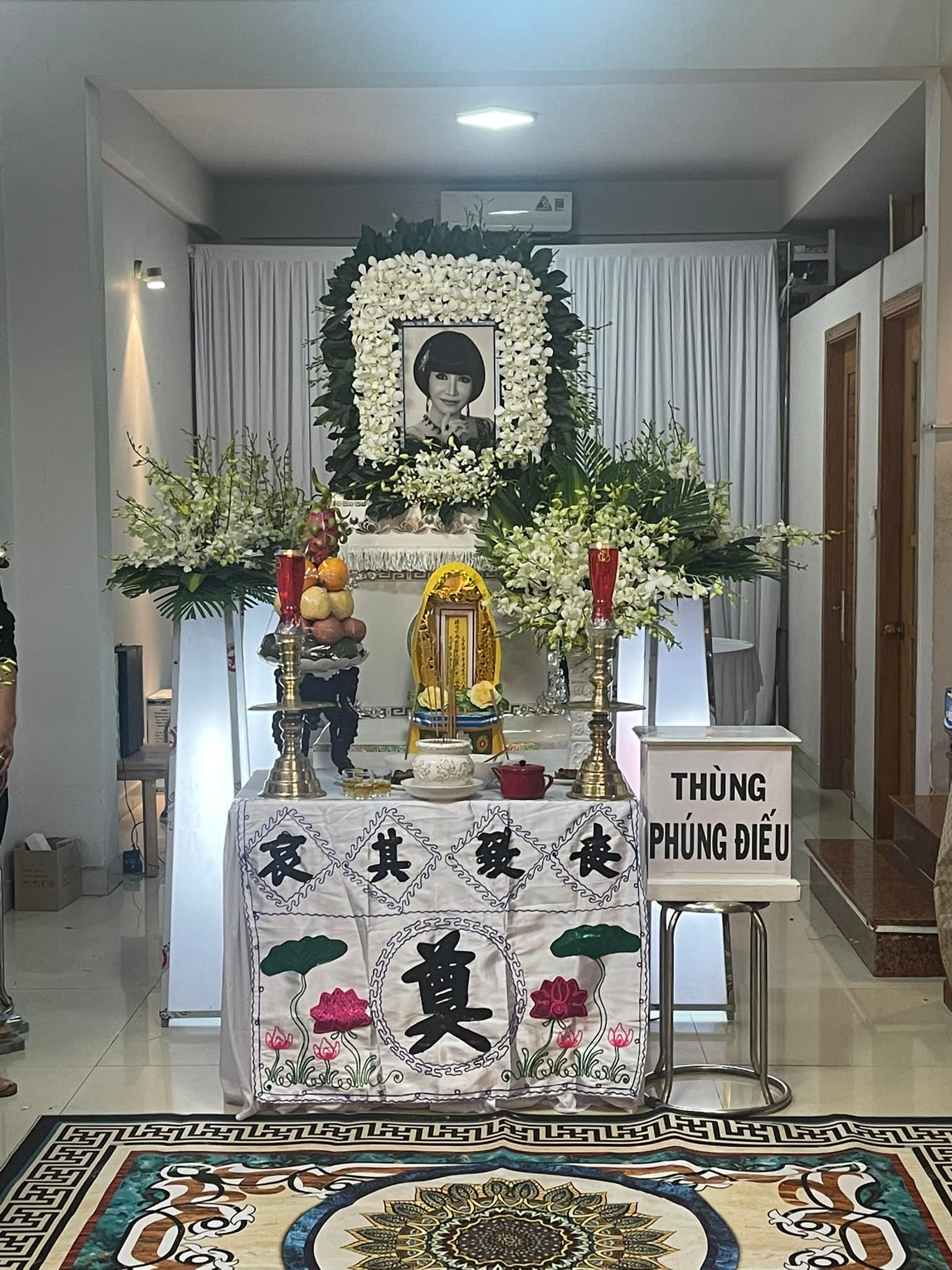 Xót xa khung cảnh vắng lặng tại tang lễ NSƯT Thanh Kim Huệ, hành động của ông xã gây xúc động - Ảnh 3. Xót xa khung cảnh vắng lặng tại tang lễ NSƯT Thanh Kim Huệ, hành động của ông xã gây xúc động - Ảnh 3.