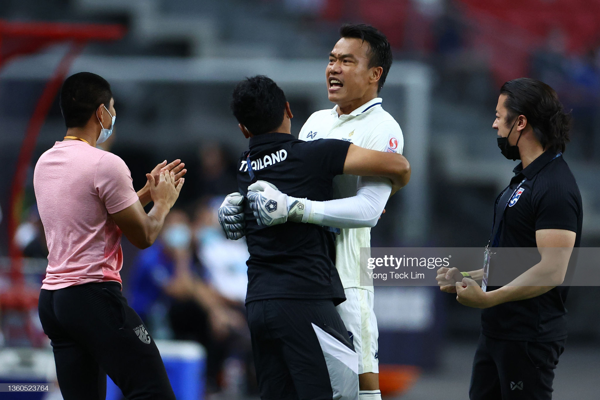 Trọng tài V.League lý giải việc thủ môn Thái Lan chỉ nhận thẻ vàng dù lao ra khỏi vòng cấm để phạm lỗi với Văn Toàn - Ảnh 5.