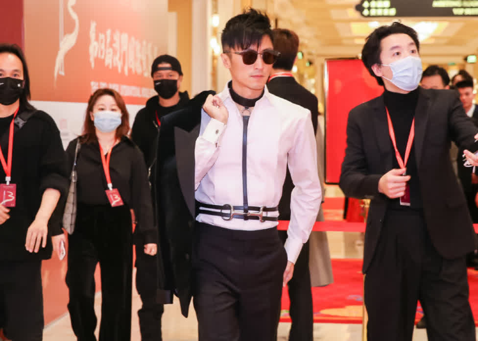 Tạ Đình Phong bị nghi hết yêu Vương Phi vì 1 hành động khi nhận giải lớn, so với đồng nghiệp mới thấy vô tâm đến mức nào? - Ảnh 2. Tạ Đình Phong bị nghi hết yêu Vương Phi vì 1 hành động khi nhận giải lớn, so với đồng nghiệp mới thấy vô tâm đến mức nào? - Ảnh 2.