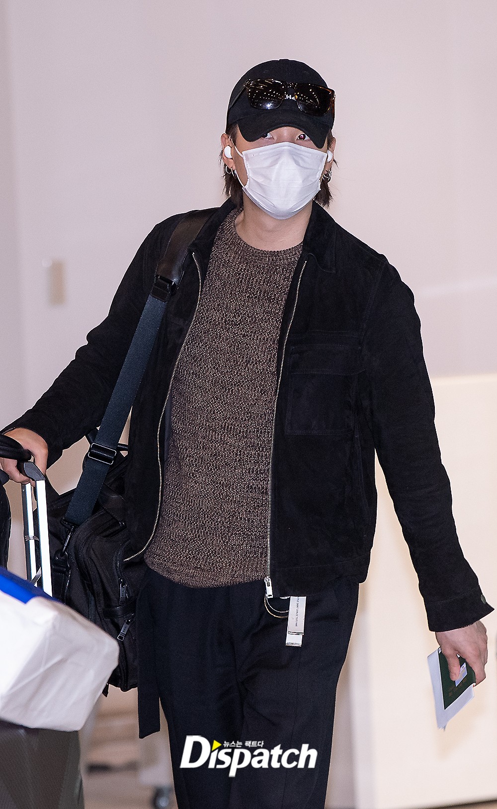 Hình ảnh đáng lo ngại của Suga (BTS) tại sân bay từ Mỹ về Hàn 1 ngày trước khi nhiễm COVID-19 - Ảnh 4.