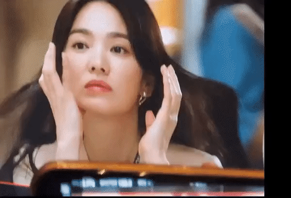 Xôn xao khoảnh khắc “bóc trần” nhan sắc Song Hye Kyo qua màn hình máy theo dõi của đạo diễn: Ai dám bảo chị dừ chát, lộ nếp nhăn? - Ảnh 3.