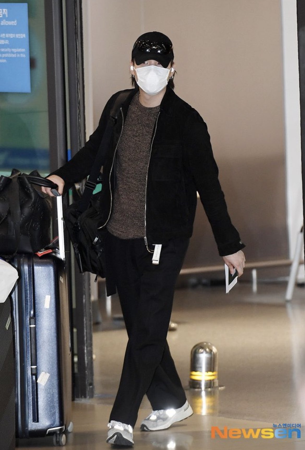 Hình ảnh đáng lo ngại của Suga (BTS) tại sân bay từ Mỹ về Hàn 1 ngày trước khi nhiễm COVID-19 - Ảnh 2.