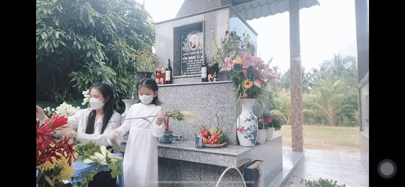 Vợ và con gái tới thăm mộ Vân Quang Long trong ngày giỗ đầu, xúc động nhất là khoảnh khắc này! - Ảnh 5.