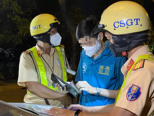 NÓNG: CSGT TP.HCM bắt đầu xử lý tiếng ồn loa kẹo kéo, loa phát quảng cáo - Ảnh 1. NÓNG: CSGT TP.HCM bắt đầu xử lý tiếng ồn loa kẹo kéo, loa phát quảng cáo - Ảnh 1.