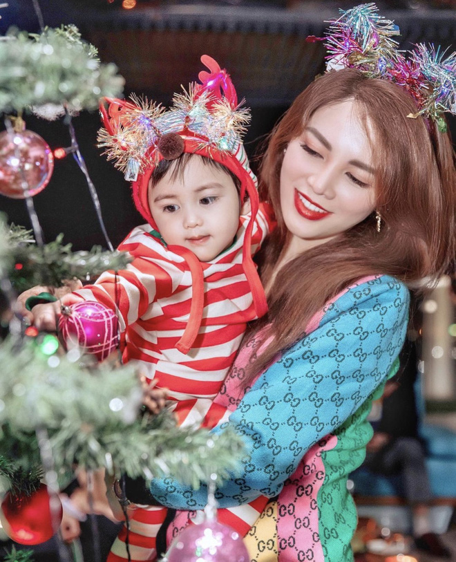 Phố phường trang hoàng lộng lẫy đêm Noel, người dân Hà Nội, Sài Gòn đeo khẩu trang đổ về trung tâm vui chơi, chụp ảnh - Ảnh 6.