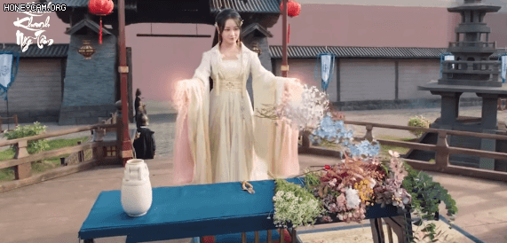 Thi cắm hoa mà như quảng cáo nước xả vải, fan Việt cười mệt với cảnh phim Trung này: Như bình thường là xong từ 8 kiếp rồi! - Ảnh 1.