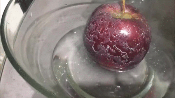 Thả quả táo vào nước nóng, người phụ nữ tá hoả khi thấy vỏ táo chuyển màu, chảy bột nhão: Sự thật còn bất ngờ hơn - Ảnh 1.