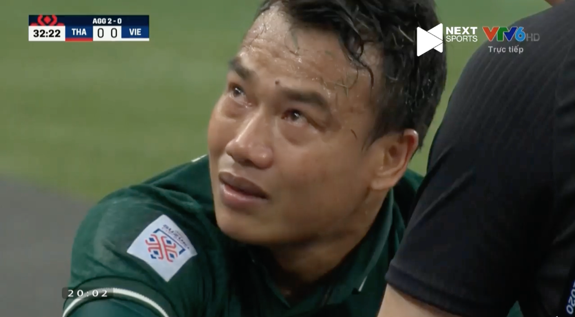 Khoảnh khắc: Thủ môn Thái Lan khóc hết nước mắt khi buộc phải rời sân bằng cáng - Ảnh 2.