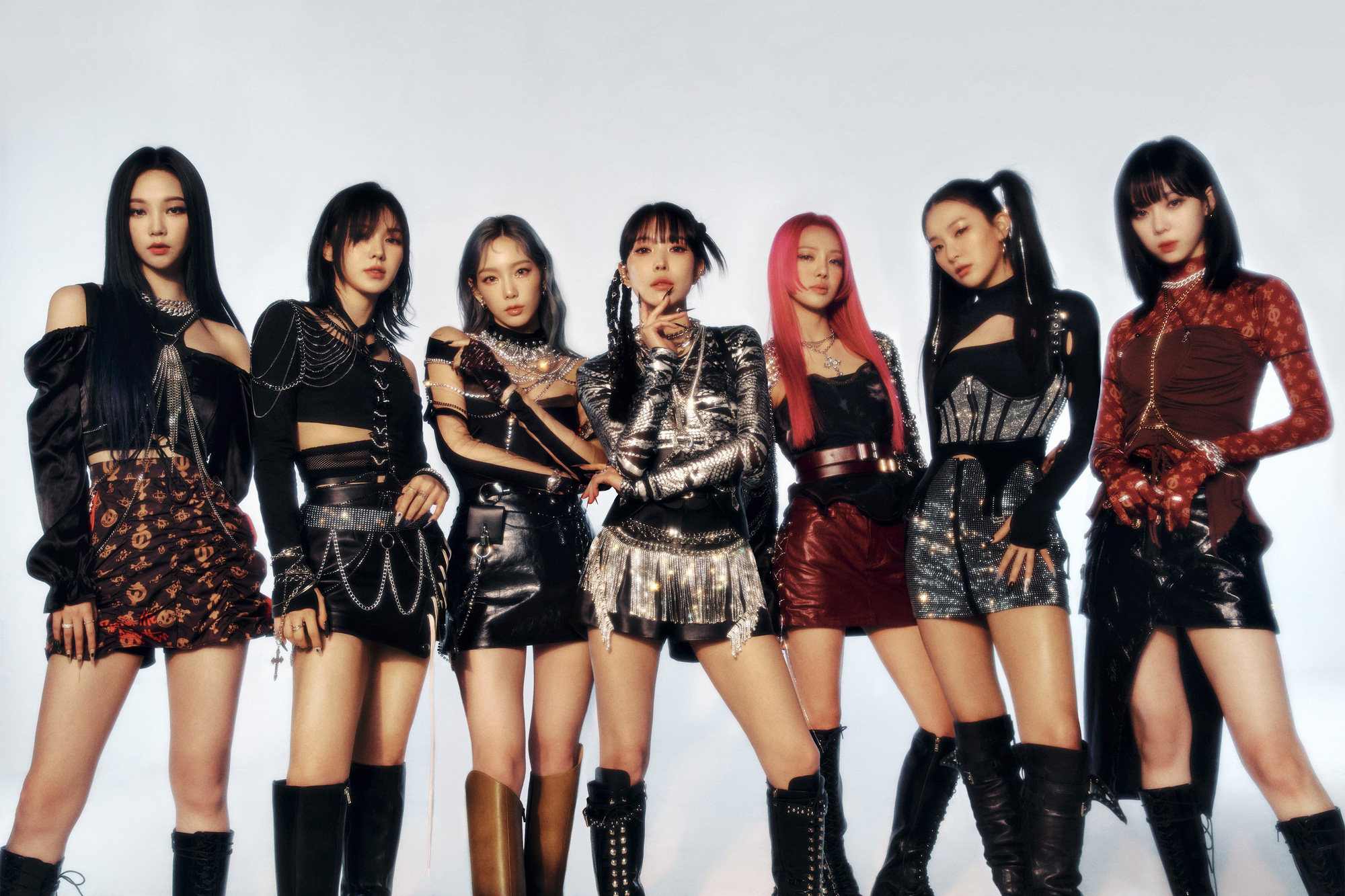 Kpop bùng nổ đến nơi rồi: SM debut nhóm nữ mới 7 thành viên, nhưng ơ kìa ai trông quen thế? - Ảnh 1.