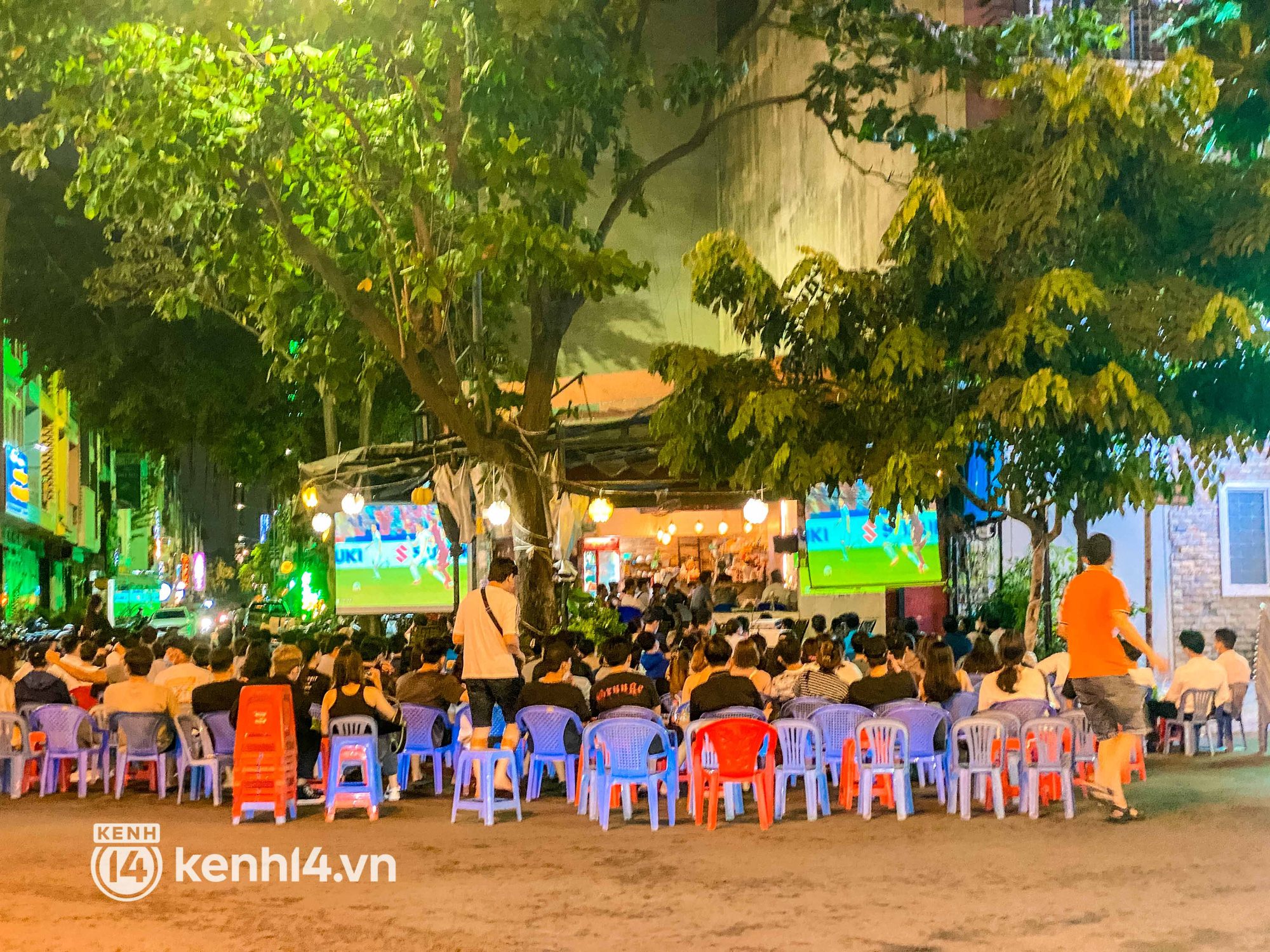 Người dân TP.HCM đổ xô đi xem đá bóng cuối tuần: Ban đầu vui như trẩy hội, biết được kết quả ai cũng buồn bã hồi lâu  - Ảnh 5.