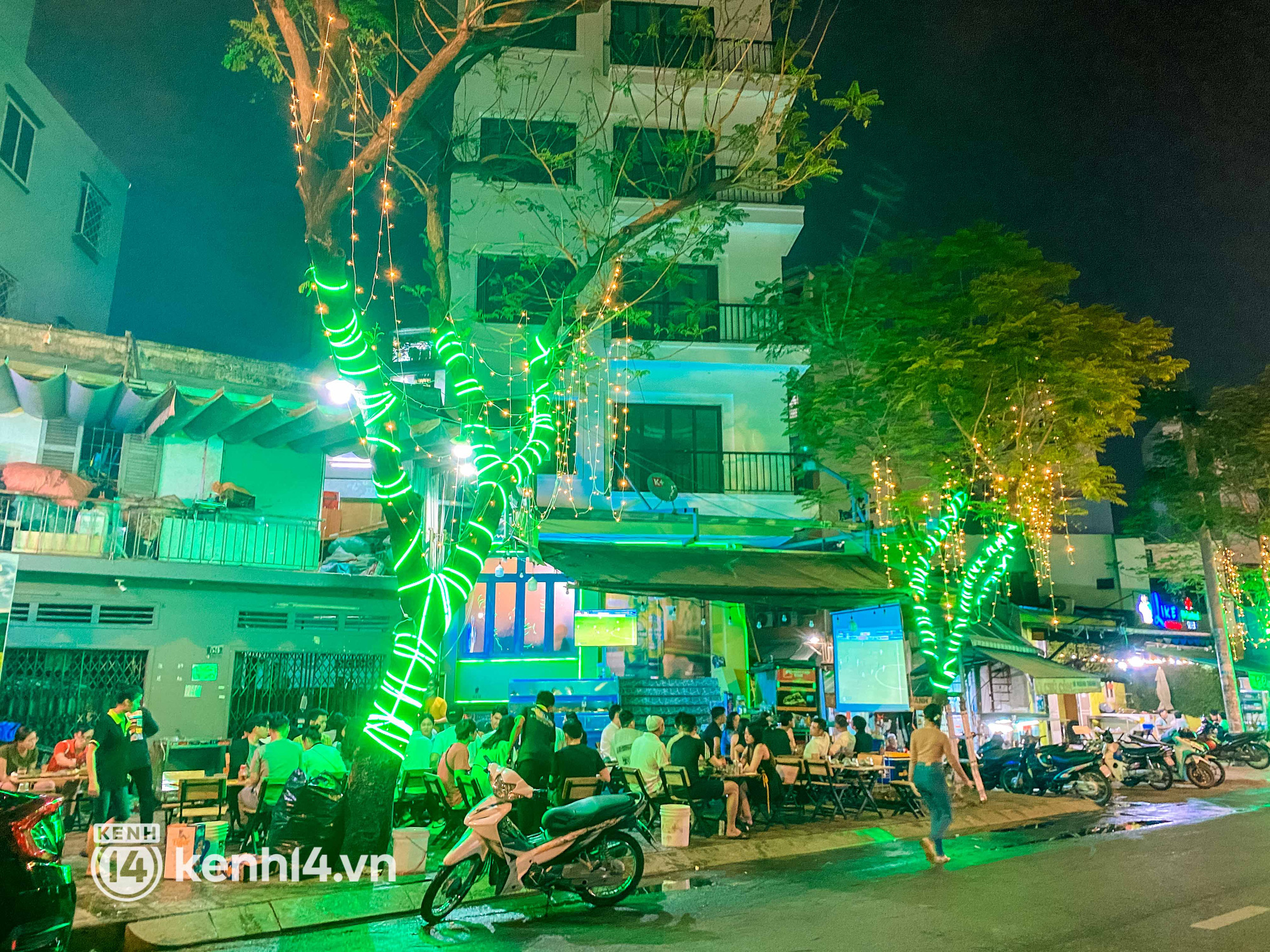 Người dân TP.HCM đổ xô đi xem đá bóng cuối tuần: Ban đầu vui như trẩy hội, biết được kết quả ai cũng buồn bã hồi lâu  - Ảnh 3.