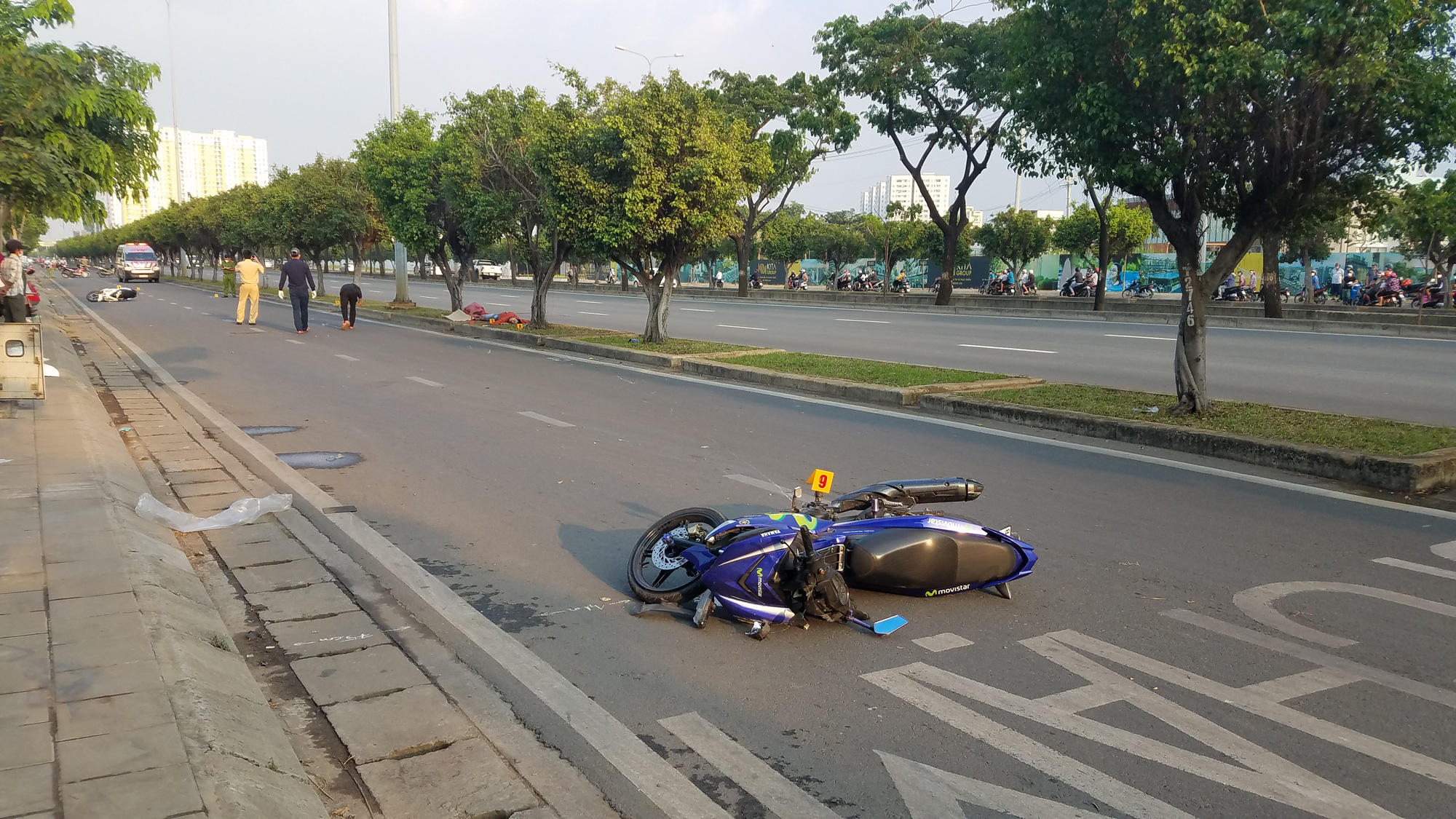 TP.HCM: Hai xe máy văng xa trên đường sau tiếng động lớn, 1 thanh niên tử vong tại chỗ - Ảnh 1.