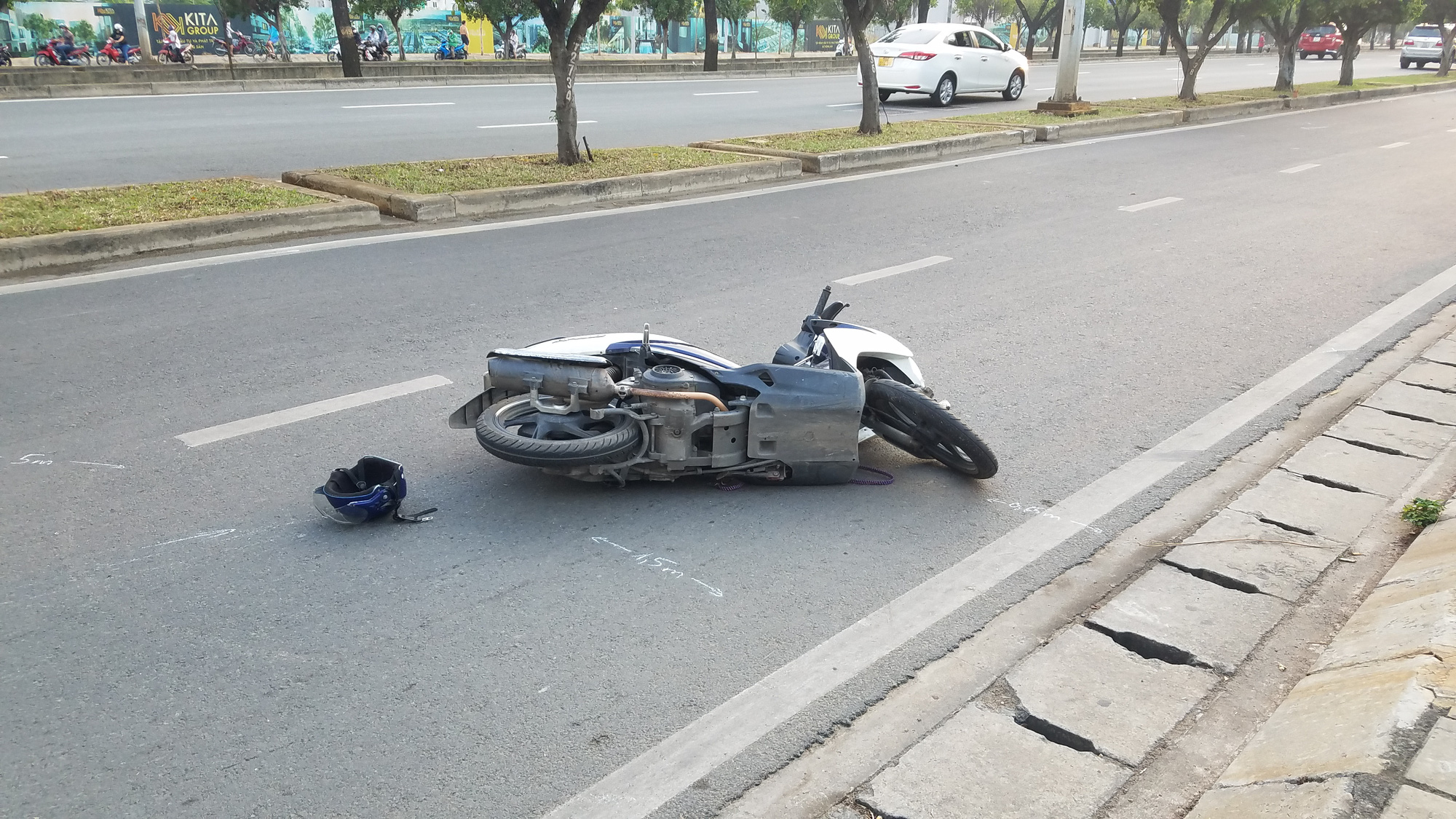 TP.HCM: Hai xe máy văng xa trên đường sau tiếng động lớn, 1 thanh niên tử vong tại chỗ - Ảnh 2.