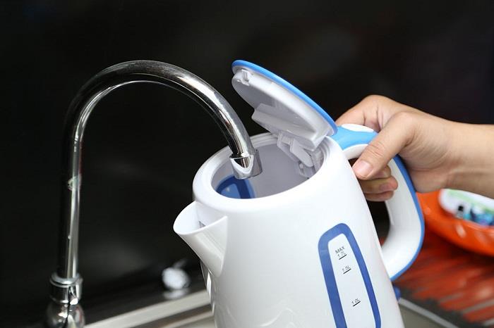 Thực hư việc uống nước đun bằng ấm điện, bình siêu tốc gây hại cho sức khỏe, chuyên gia nhắc bạn 4 điều cần lưu ý khi sử dụng - Ảnh 1.